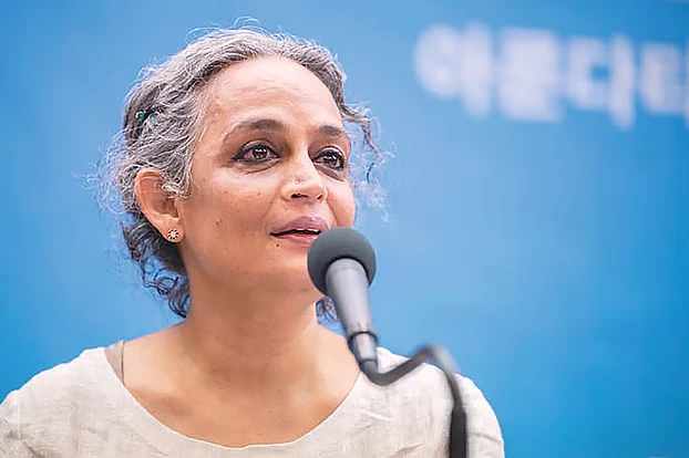 তেলাপোকাদের লড়াইয়ের পরিধি এখন অনেক বড়