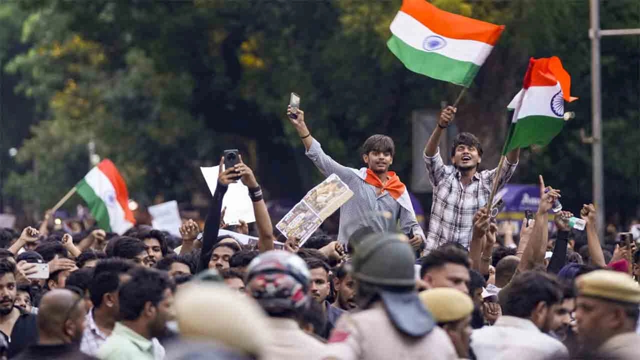 দুপুরে কেন্দ্রের সঙ্গে বৈঠক সিজেপির, যন্তর মন্তরে অবস্থান চলছেই, বন্ধ দিল্লির ১৭ মেট্রো স্টেশন