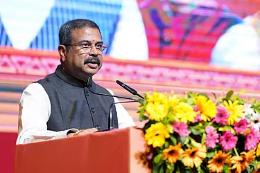 তেলাপোকাদের’ আন্দোলনের মুখে পদত্যাগ করলেন ভারতের শিক্ষামন্ত্রী