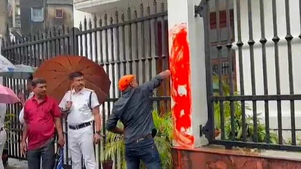 বিজেপি শাসনামলে পশ্চিমবঙ্গে পত্রিকা অফিসে হিন্দুত্ববাদীদের হামলা