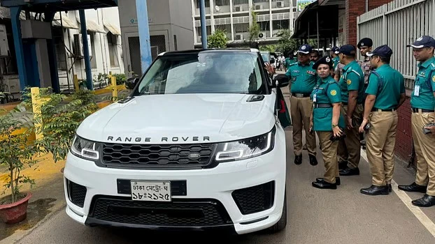 আইন লঙ্ঘনের দায়ে বিমানমন্ত্রীর গাড়ির বিরুদ্ধে দুই মামলা