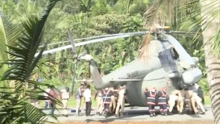 রাষ্ট্রপতির হেলিকপ্টার নামতেই দেবে গেল হেলিপ্যাড